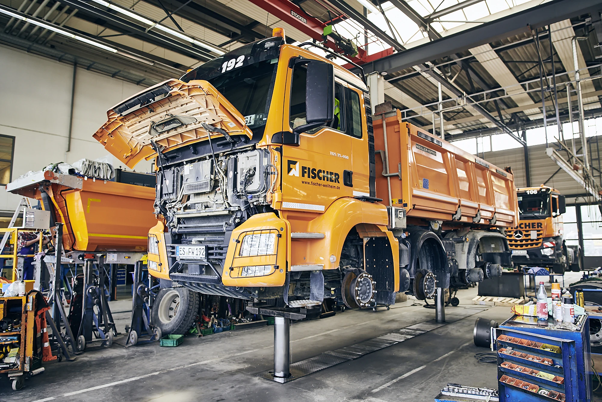 Ein Lastkraftwagen beim Reifenwechsel