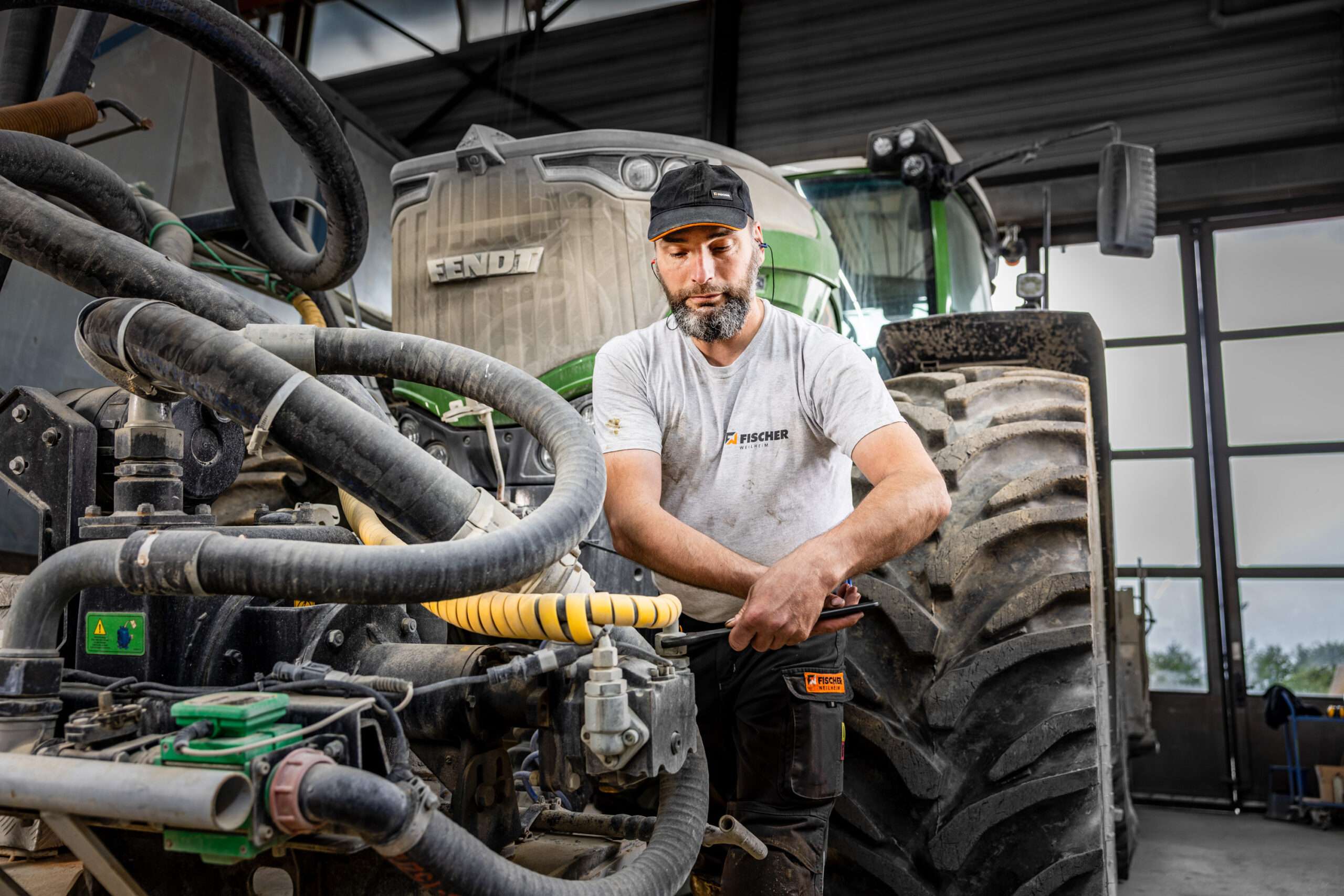 Mechatroniker bei der Reparatur eines FENDT Traktors