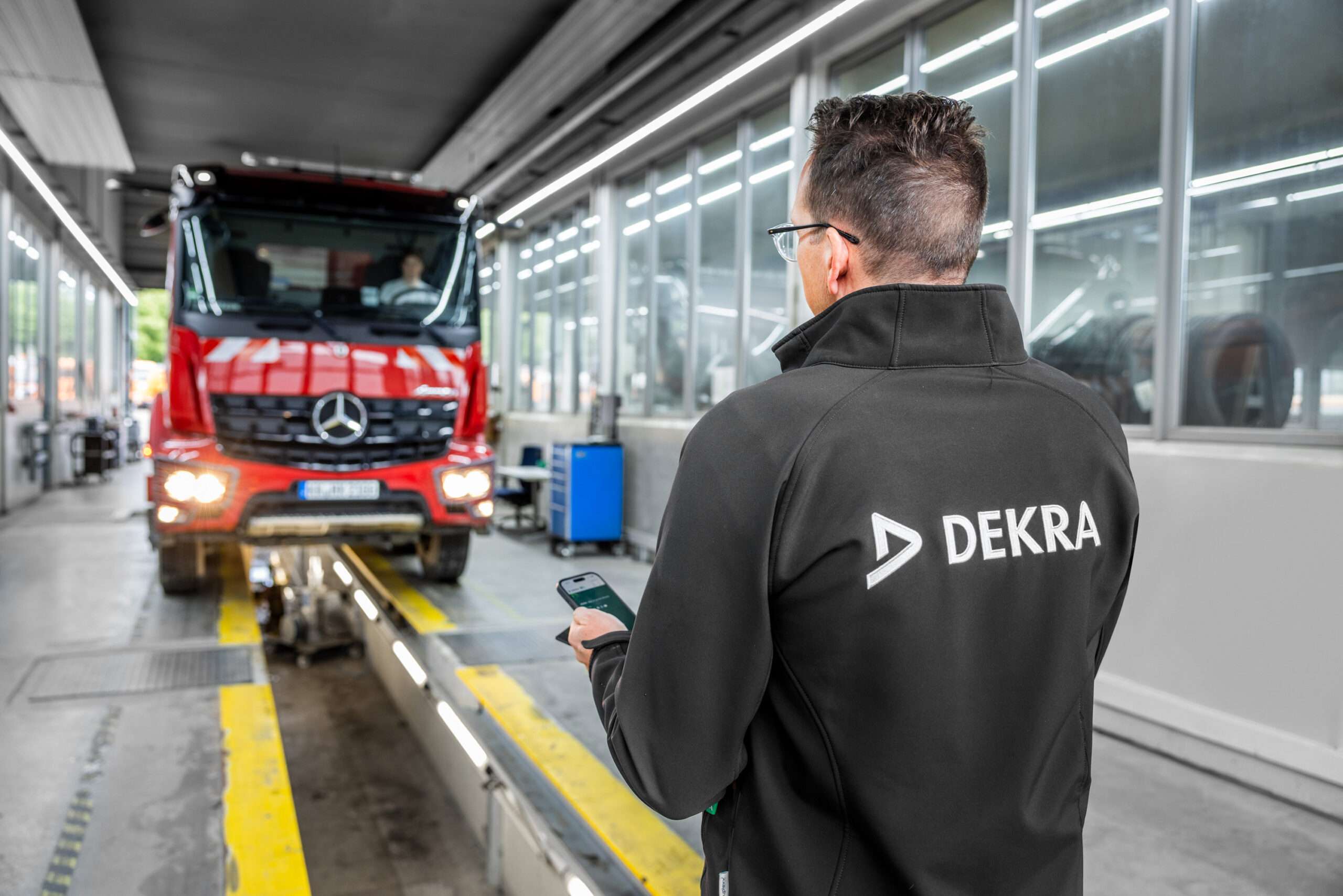 DERKA Prüfer am Prüfstand