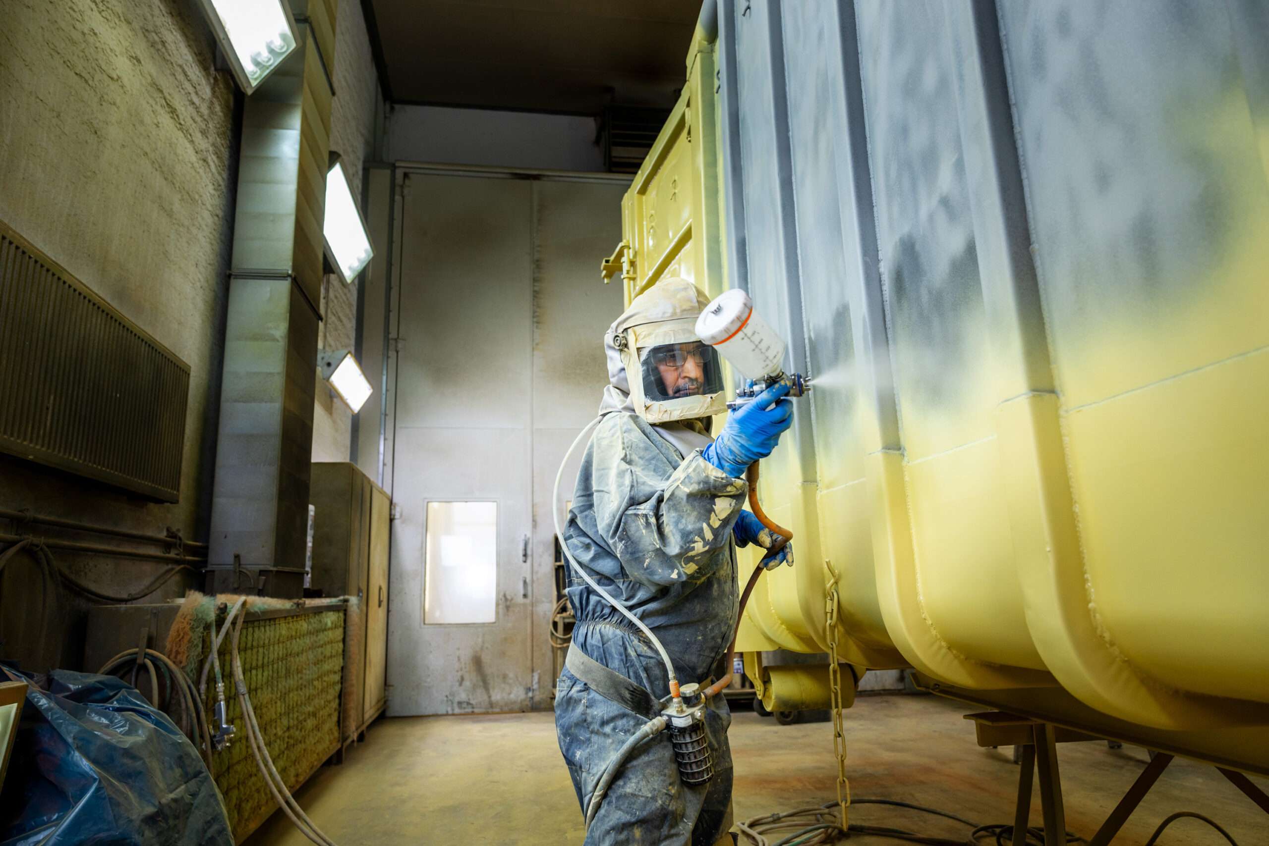 Lackierer bei der Arbeit an einem Container