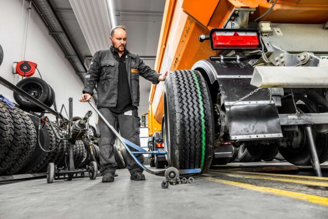 Mitarbeiter beim Reifenwechsel eines LKW´s