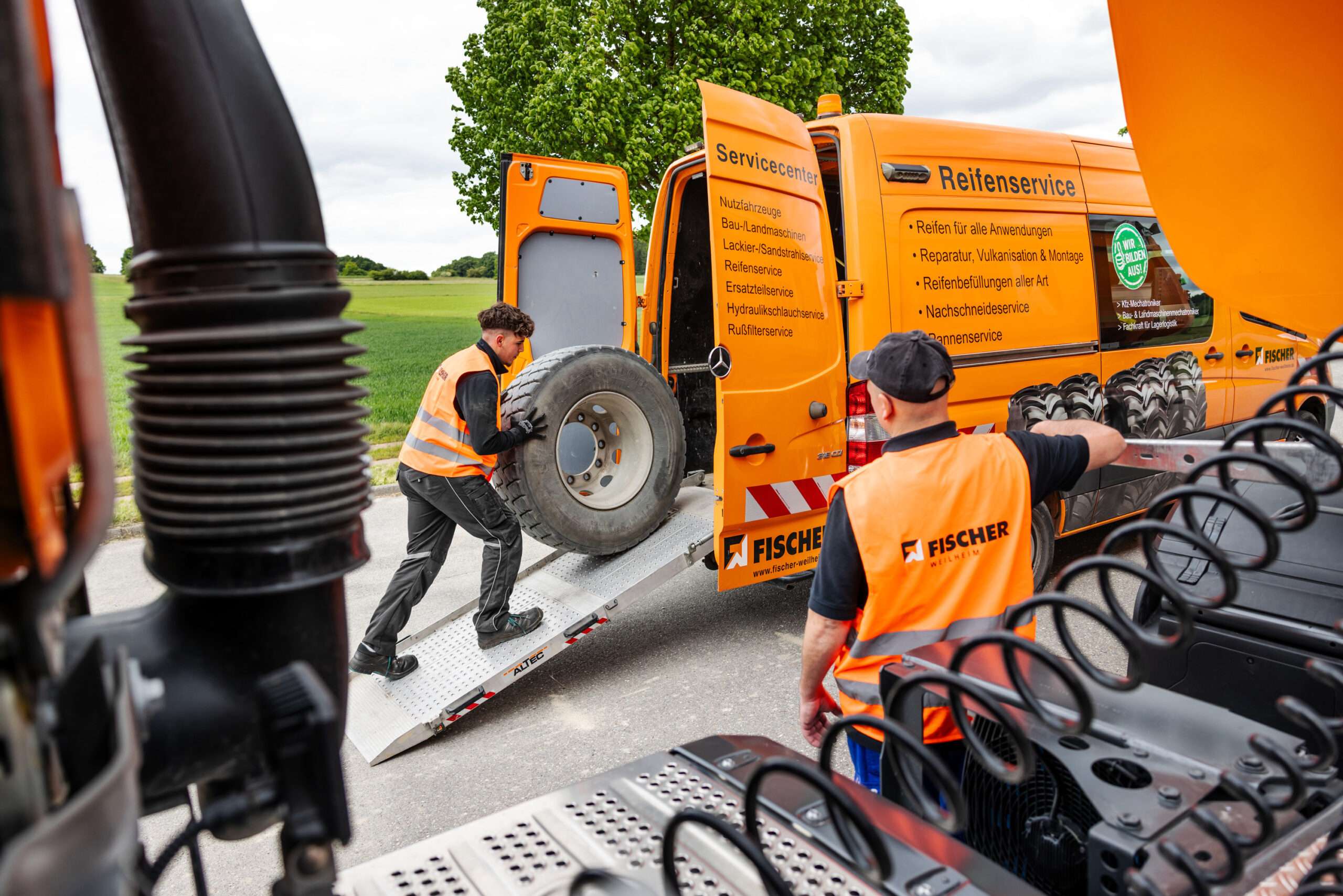Reifenservice für einen LKW mit Reifenpanne auf der Autobahn